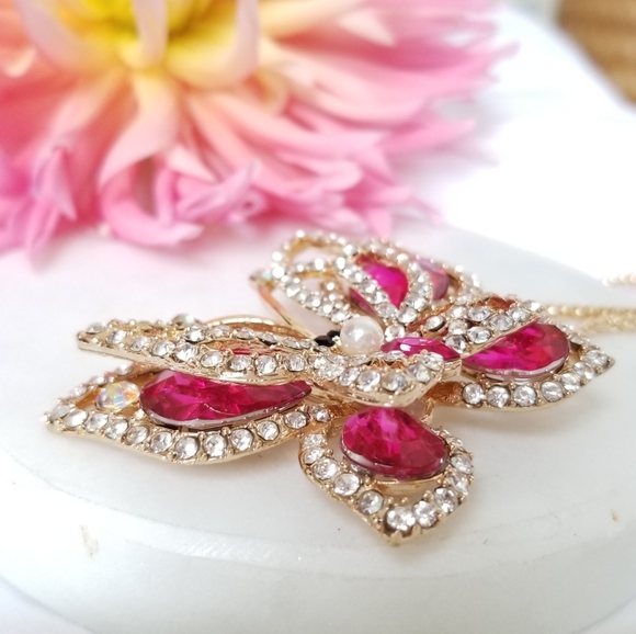 NWT- Crystal 3-D Fushia Butterfly Pendant * - Picture 10 of 11